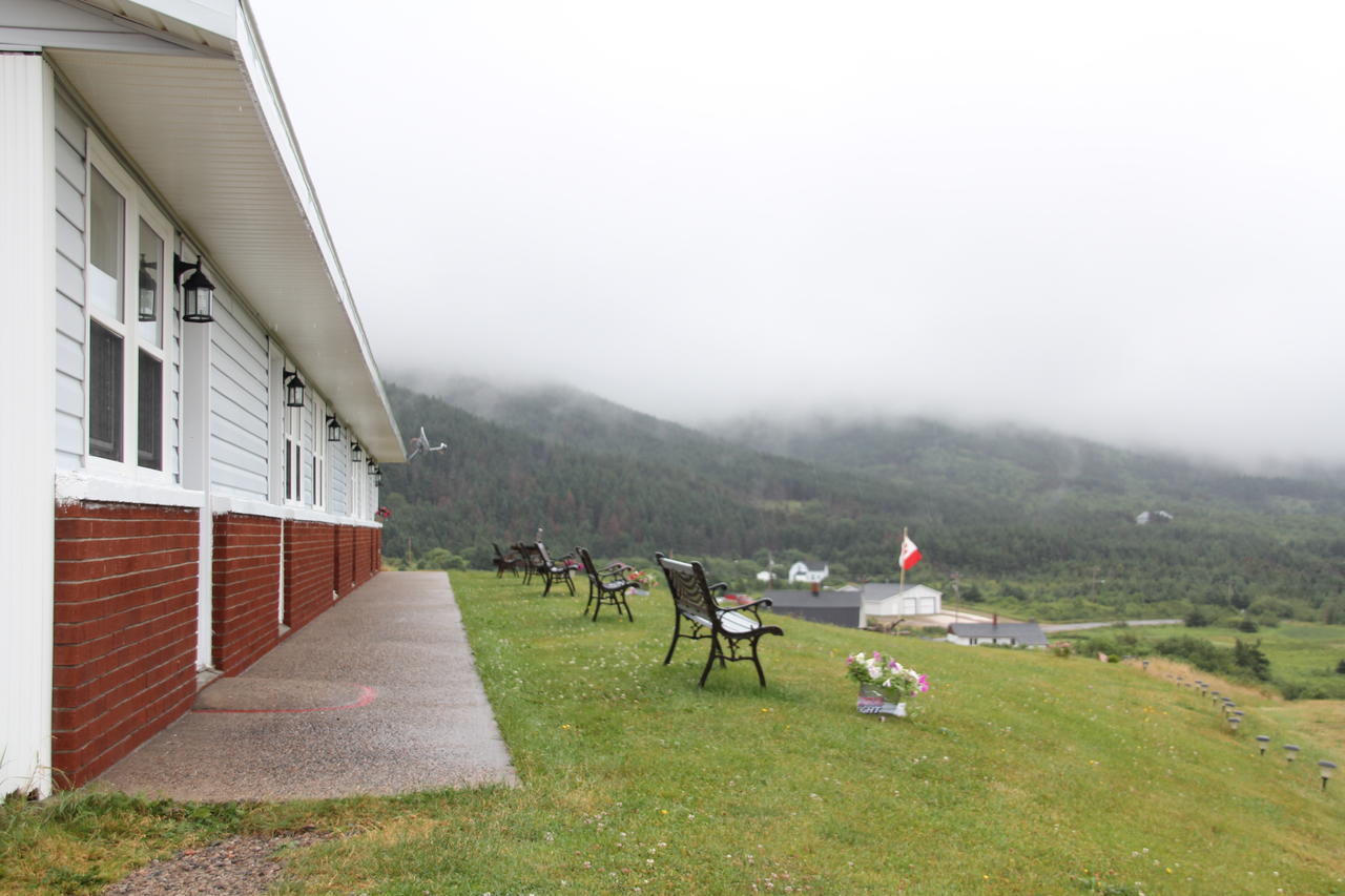 Burton'S Sunset Oasis Motel Bay Saint Lawrence Bagian luar foto