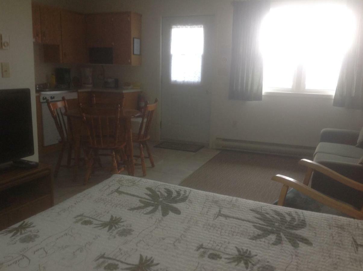 Burton'S Sunset Oasis Motel Bay Saint Lawrence Bagian luar foto